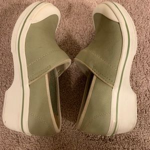 Dansko leather clogs green/white size 6 (EU 36)